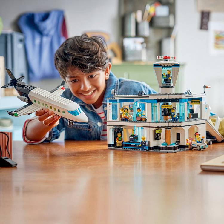 LEGO City Airport 60502 toy set 887 pieces, UK version
