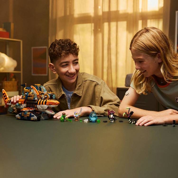 LEGO Tiger Shark Tank building set 1548 pieces, UK version