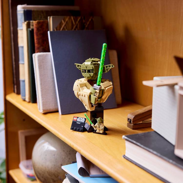LEGO Star Wars Yoda bust model kit 399-piece, UK version