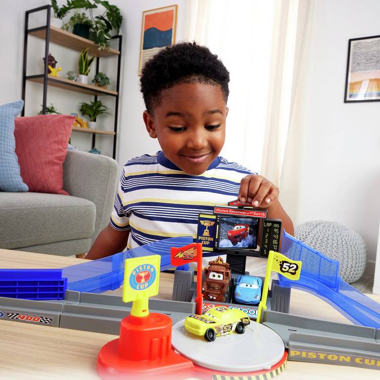 Disney and Pixar Cars Piston Cup speedway playset with Lightning McQueen, UK version
