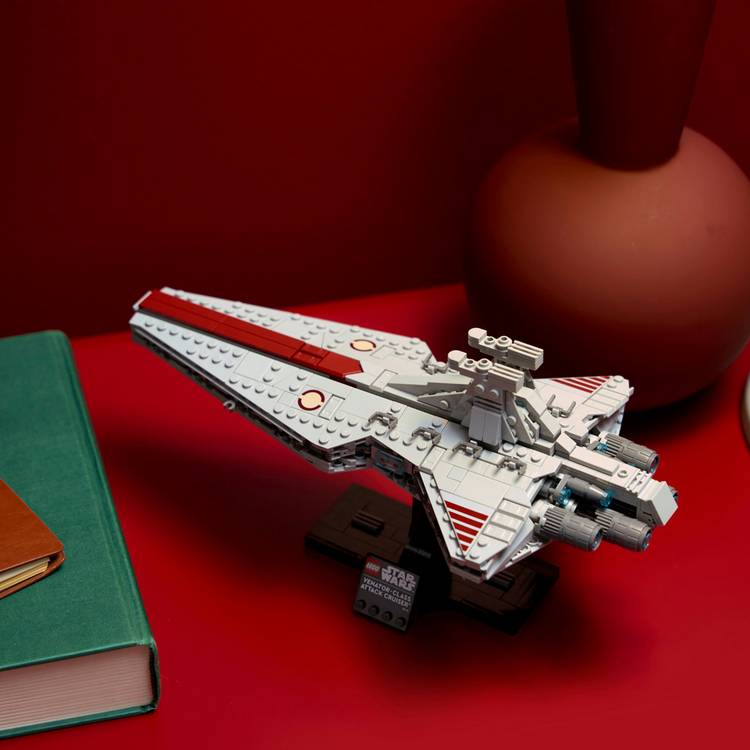 LEGO Star Wars Venator-Class Attack Cruiser model kit 643 pieces (British brand)