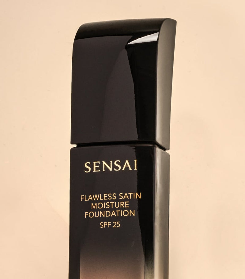 Sensai moisturising foundation with SPF 25 and silk extract 30ml - British product