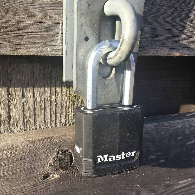 Master Lock weatherproof laminated steel padlock, UK version