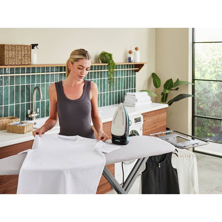 Morphy Richards Turbosteam steam iron, UK version
