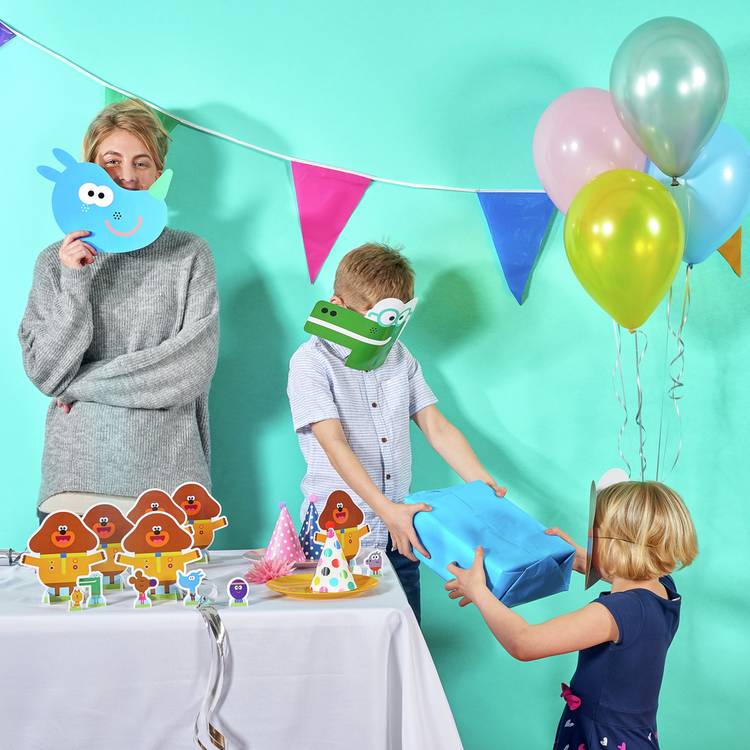 Hey Duggee party decoration pack featuring characters - British product