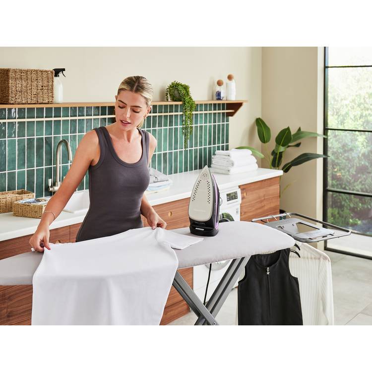 Morphy Richards Turbosteam steam iron, UK version