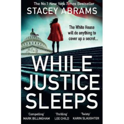 Paperback While Justice Sleeps - Stacey Abrams