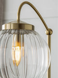 Lampe sur pied Bourton en laiton avec abat-jour en verre, version UK