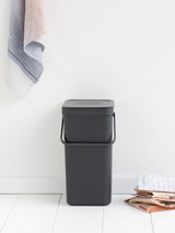 Poubelle grise Brabantia Sort & Go 16 L