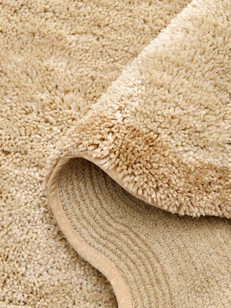 Washable runner rug in light natural with scallop edge, UK version