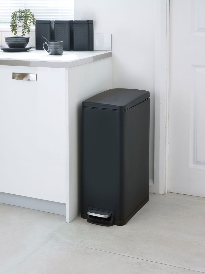 Black slim soft close pedal bin 45L - British product