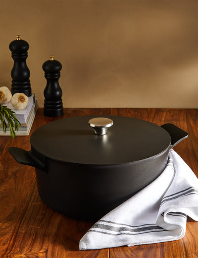 M&S Støpejern 7L Casserole Dish - Kjøp online hos McGrocer