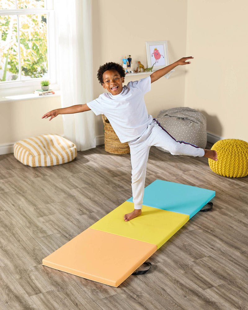 Children's foldable play mat for indoor use, UK version