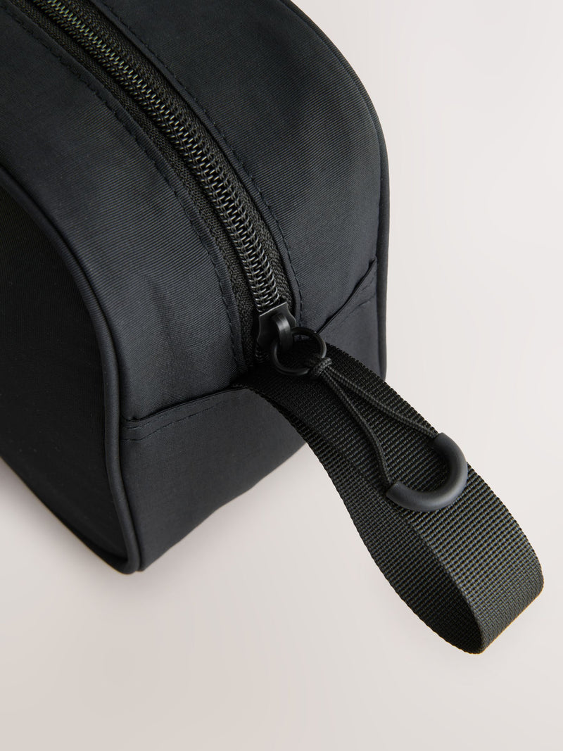 Black men's washbag with nylon and polyester lining (British brand)