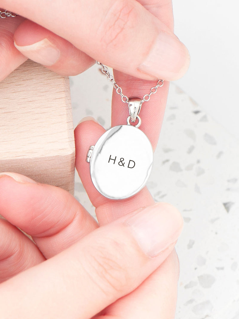 Treat Republic personalised oval photo locket pendant (British brand)