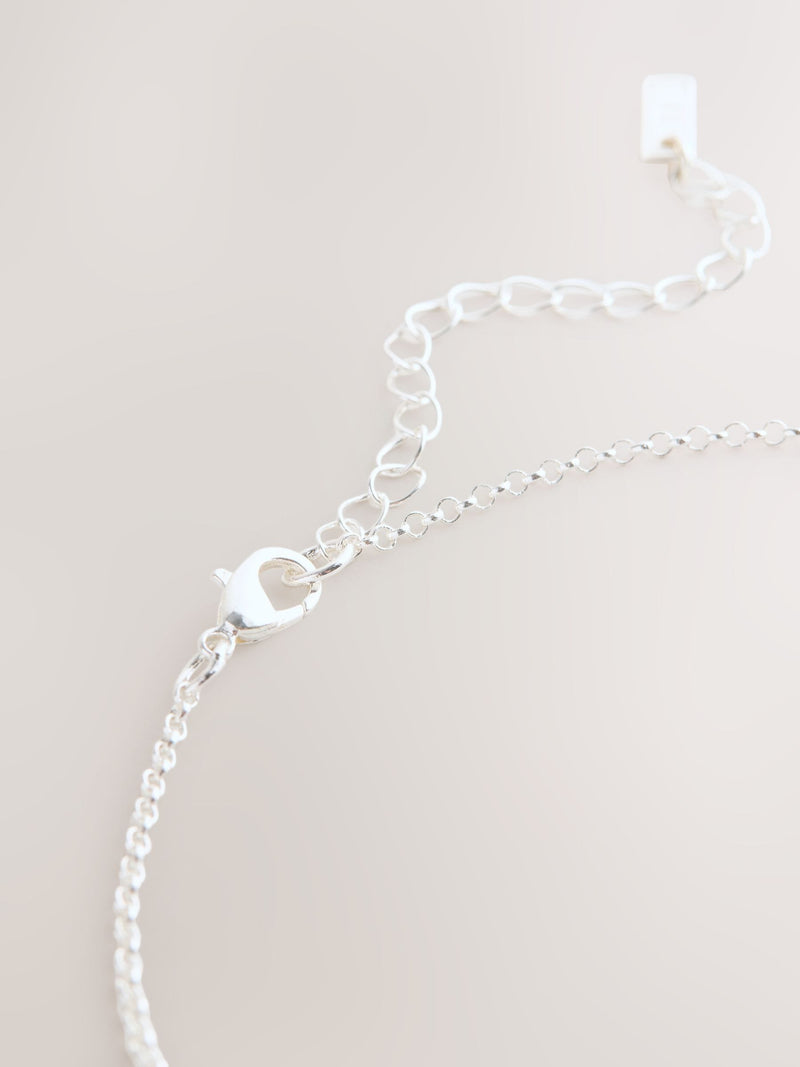 Silver tone interlocking circle pendant necklace, UK version