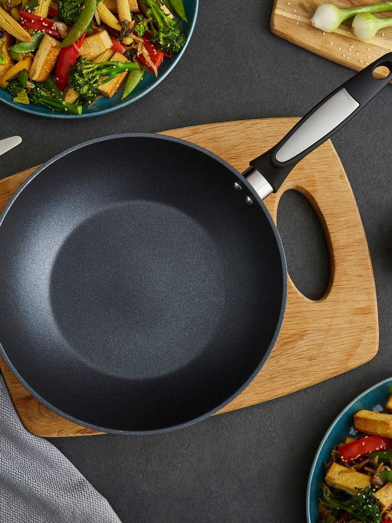 Morphy Richards forged aluminium wok 28cm, UK version