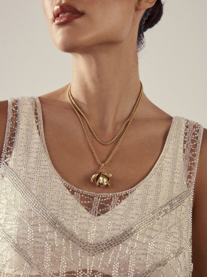 Gold tone flower necklace with long chain, UK version