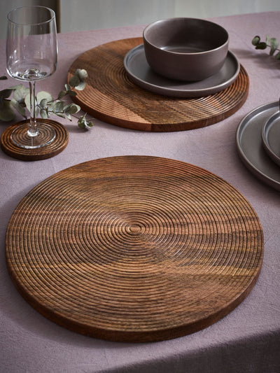 Next Set aus 2 natürlichen Bronx geätzten Holz-Platzsets, 32cm x 32cm – online bei McGrocer kaufen