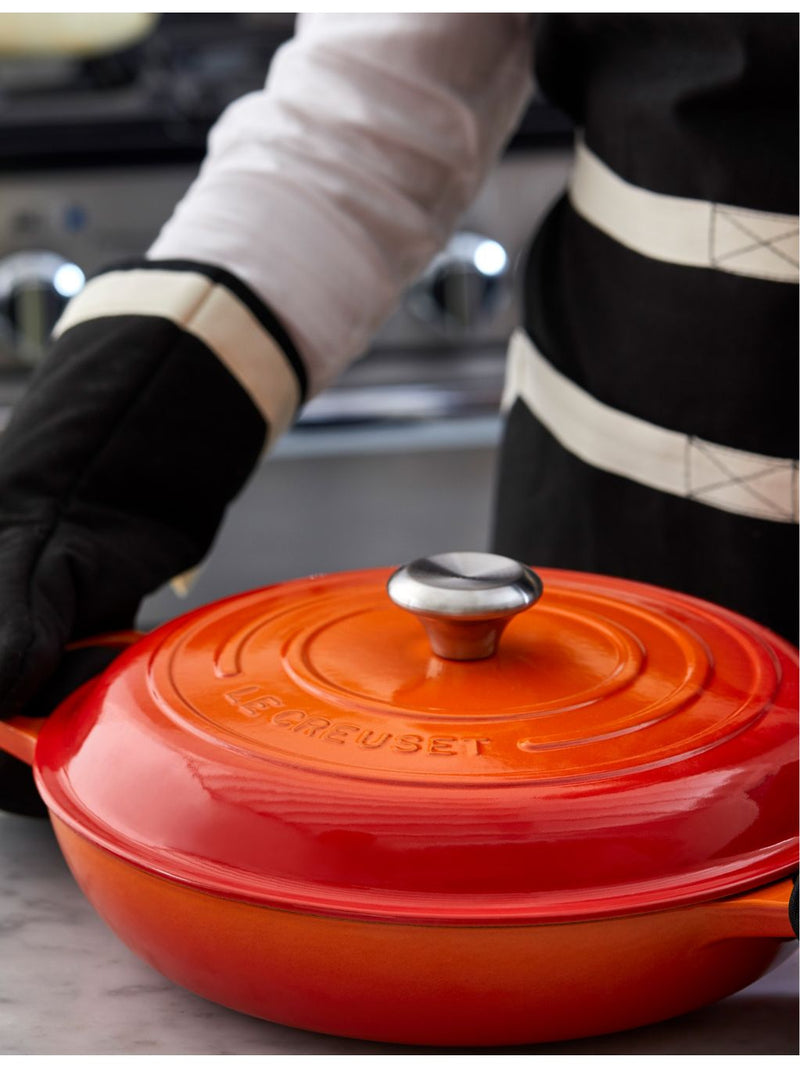 Le Creuset cotton oven mitt with woven texture, UK version