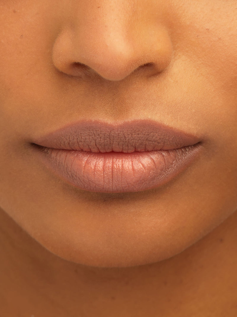 Set of 4 nude lip crayons with complementary shades (British brand)