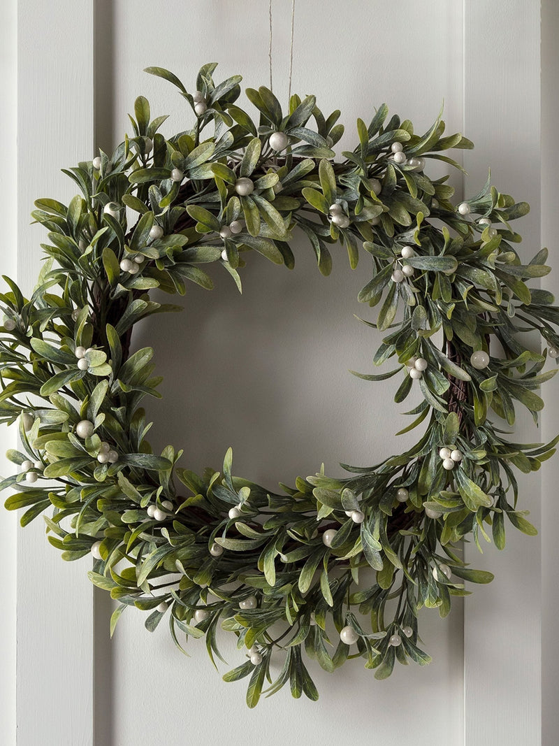 Lights4fun pre-lit mistletoe artificial Christmas wreath 50cm, UK version
