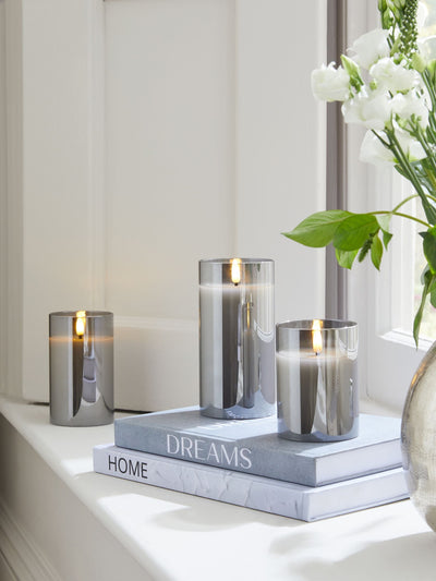 Next Kullgrå Glass LED-søylelys Sett med 3 med Høyder 10 cm, 12,5 cm, 15 cm - Kjøp online hos McGrocer