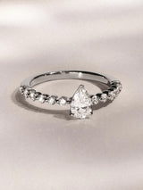 Verlobungsring „Silver Solstice“ von The Diamond Store mit 0.80 ct birnenförmigem Labordiamanten