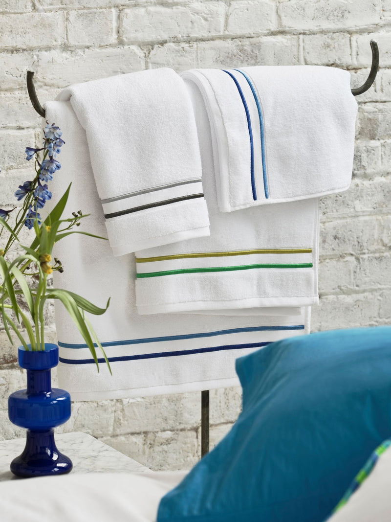 Designers Guild Astor bath towel emerald green 125x70cm, imported from the UK
