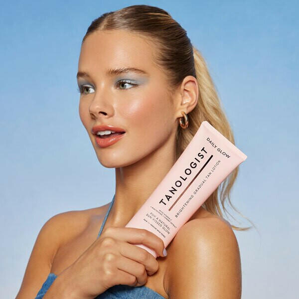 Tanologist Daily Glow Gradual Tan Light - Medium Brightening GOODS Superdrug