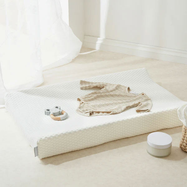 The Tiny Bed Co. anti-roll changing mat white fabric 69cm (British brand)