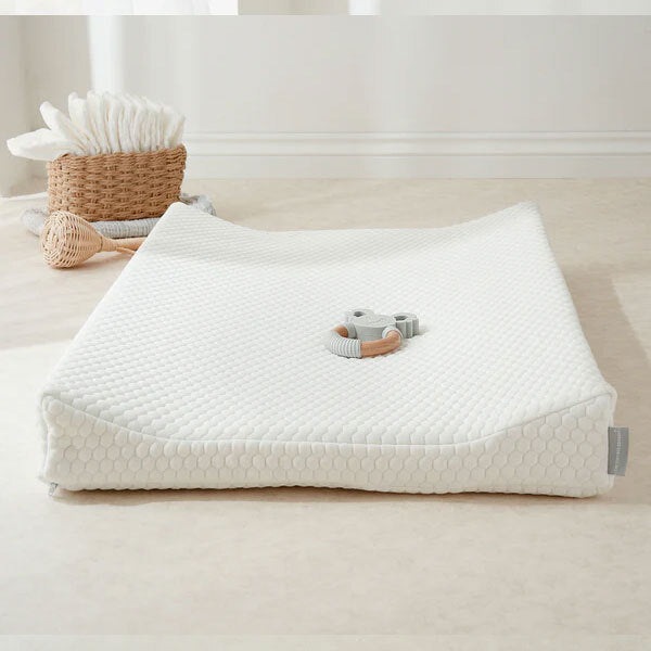 The Tiny Bed Co. anti-roll changing mat white fabric 69cm (British brand)