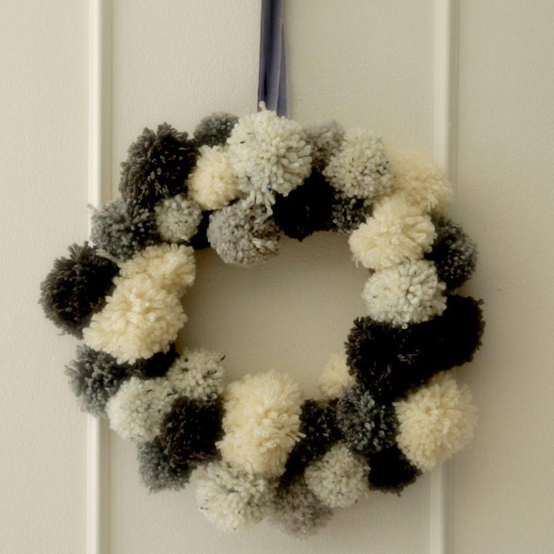 Clover small pom-pom maker for knitting projects, UK version