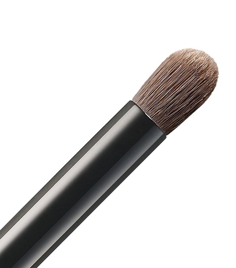 Suqqu flat tip eyeshadow brush for precise blending (British brand)