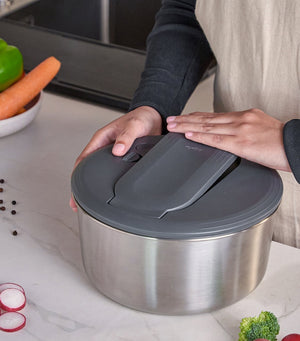 Small Fast-Drying Salad Spinner with Stainless Steel Bowl and One-Handed Pump Action, 3.5L Capacity