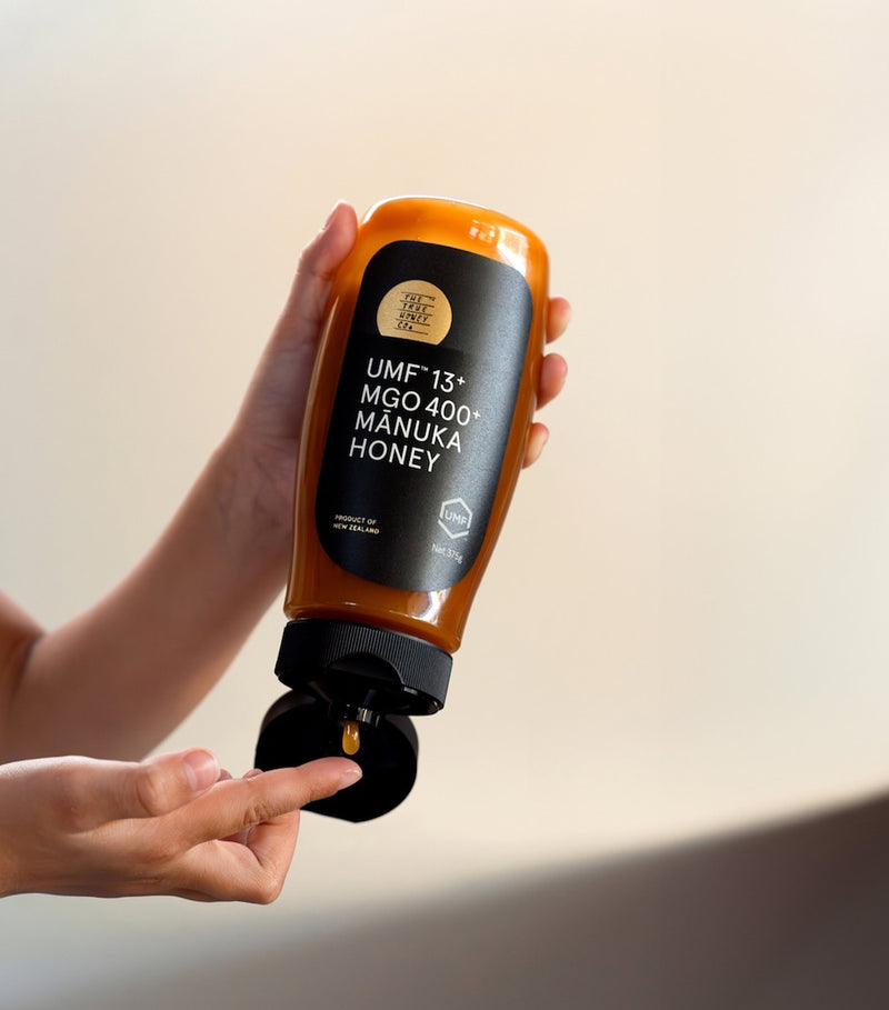 The True Honey Co manuka honey UMF 13+ MGO 400+ squeezy 375g, UK version