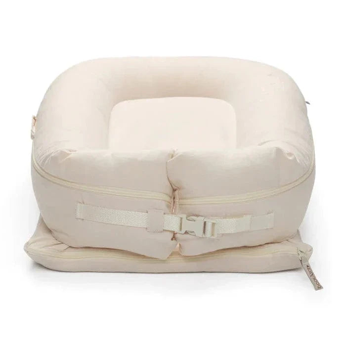 DockATot Deluxe+ baby dock Sand Chambray 0-8 months - British product