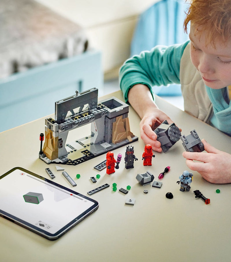 Lego battle building set with Paz Vizsla and Moff Gideon minifigures, 289 pieces, UK version