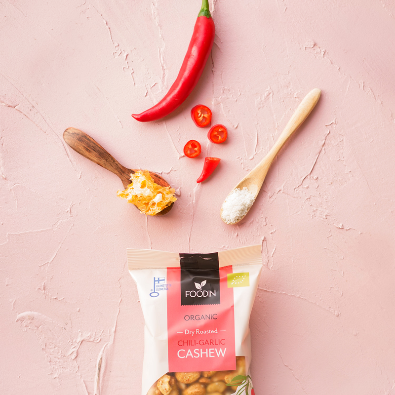 Organic chili-garlic cashew nuts 8x120g (British brand)