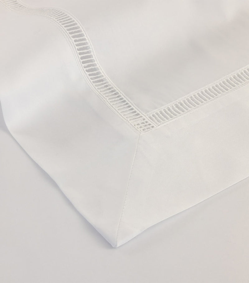 Yves Delorme Colisée Blanc Super King flat sheet (British brand)