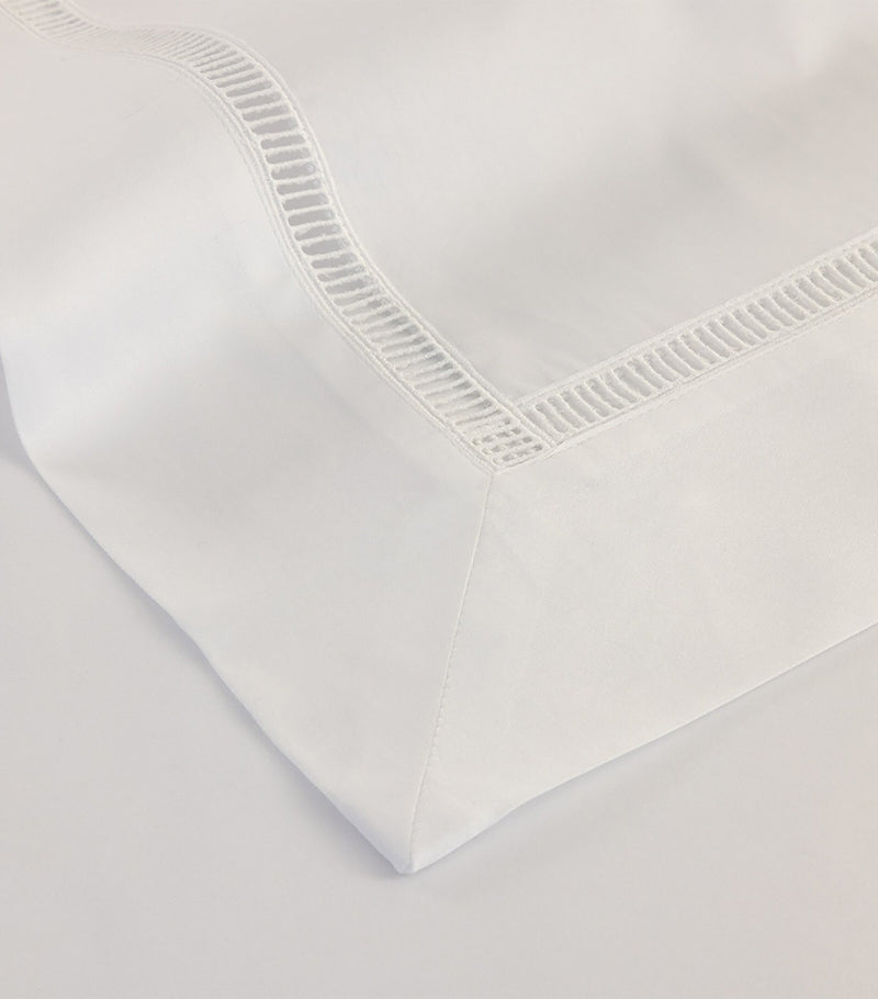 Yves Delorme Colisée Blanc Super King flat sheet (British brand)