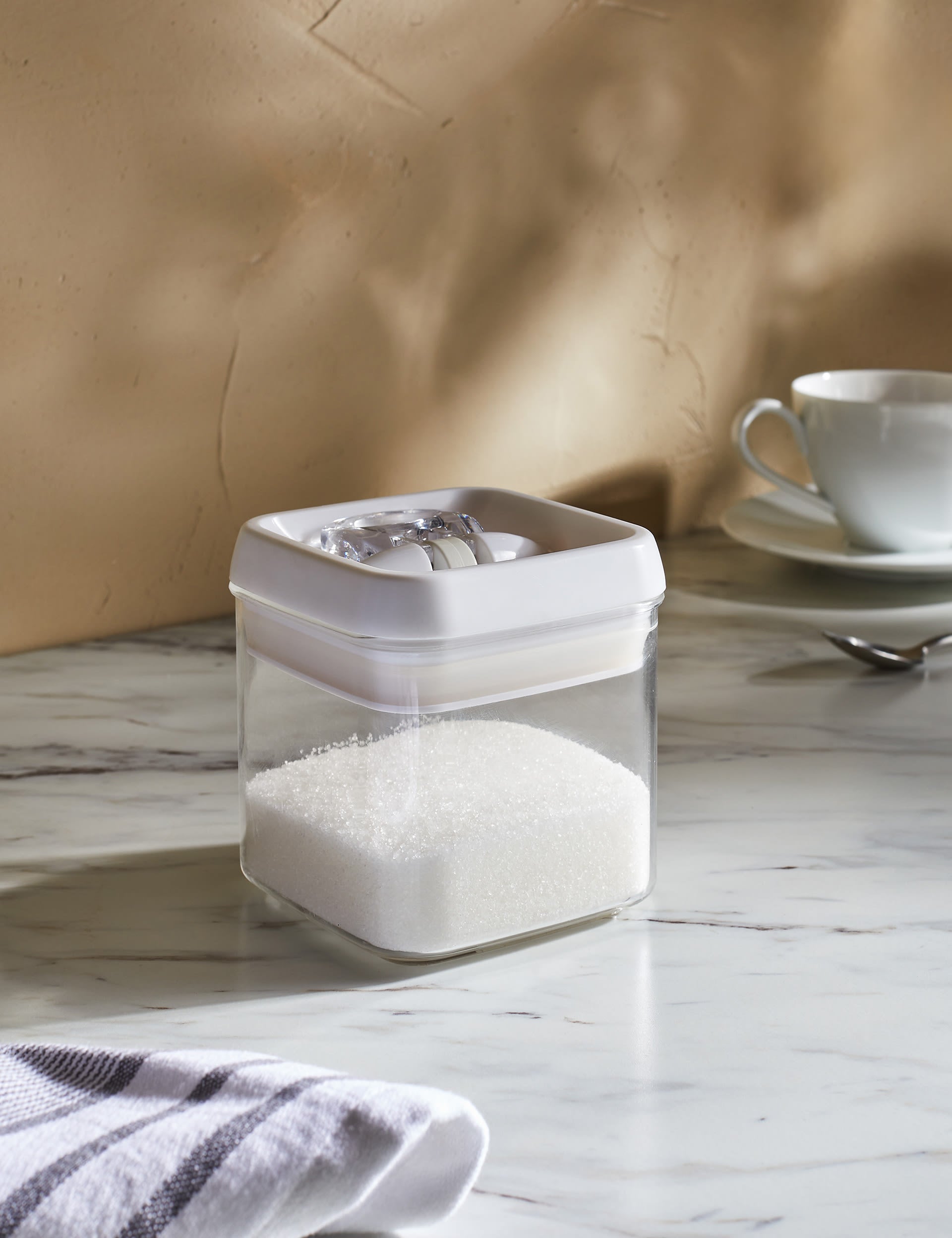 Square flip-tight food storage container 0.5L (British brand)