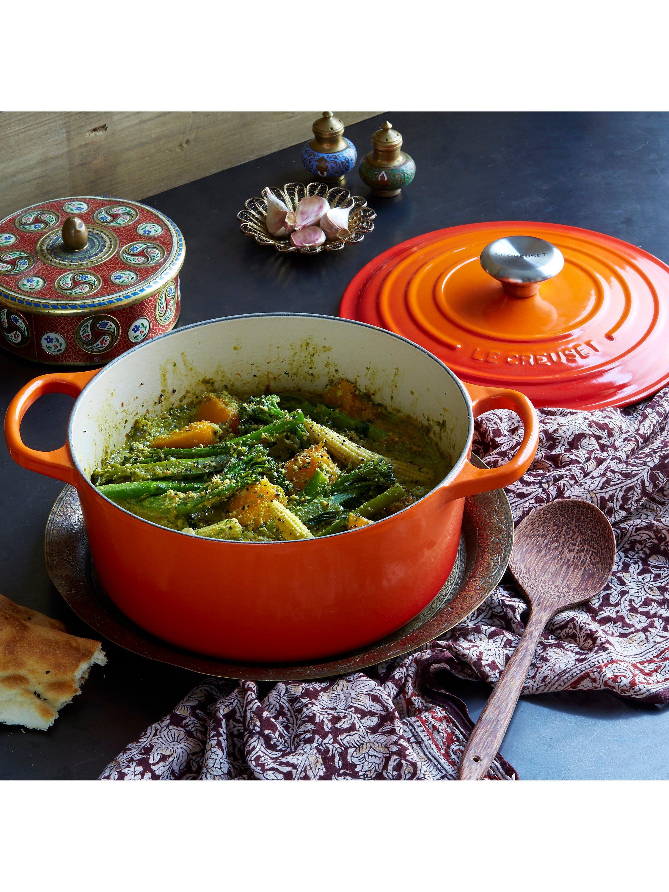 Le Creuset Signature Round Cast Iron Casserole Dish, UK version