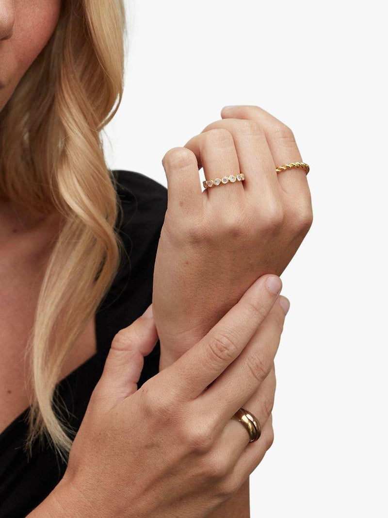 Bague bandeau en pierre de lune Auree en vermeil d'or - Produit britannique