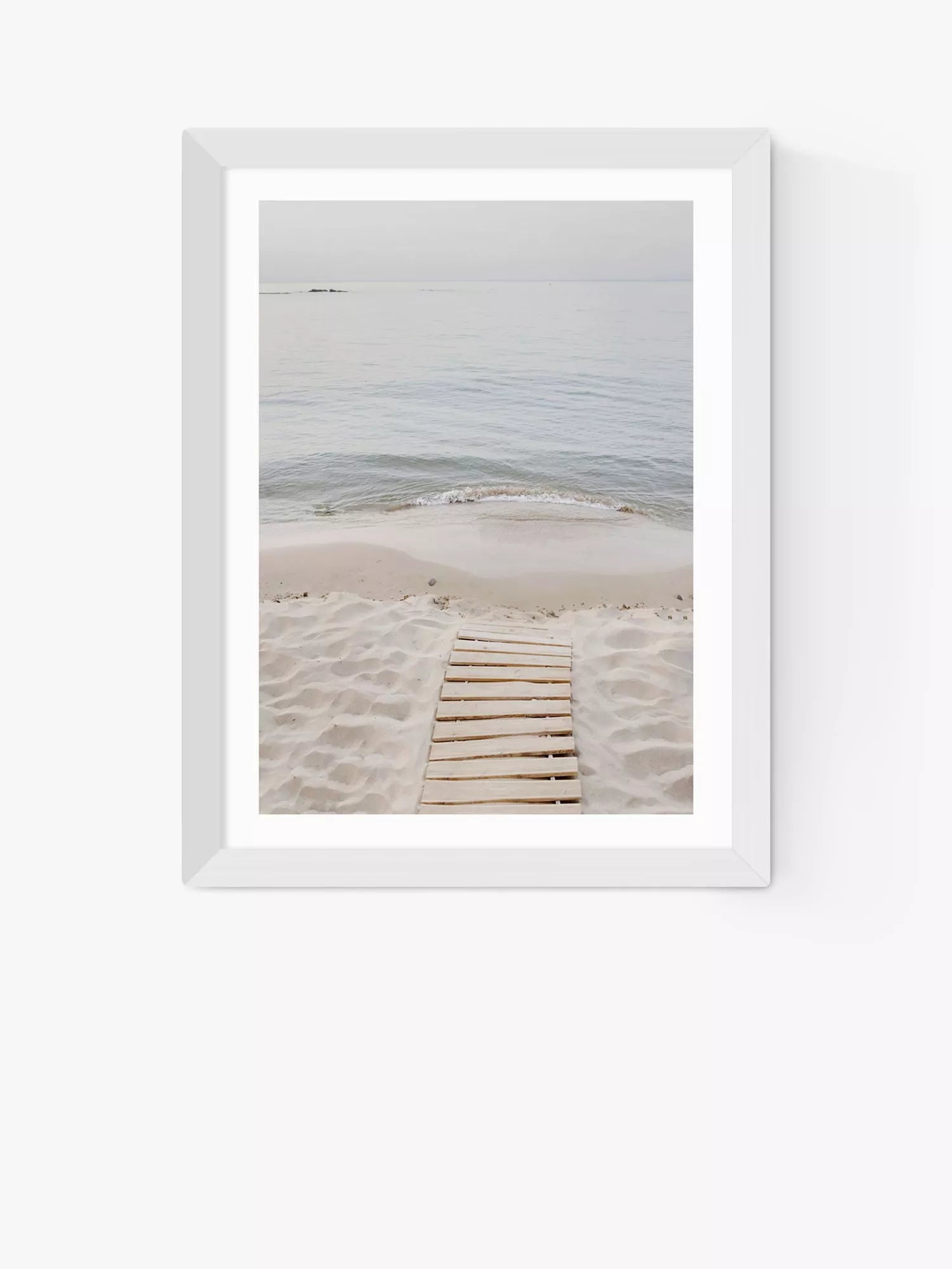 EAST END PRINTS Sisi and Seb 'To the Sea' gerahmtes Kunstposter, 83,4 x 63,4cm