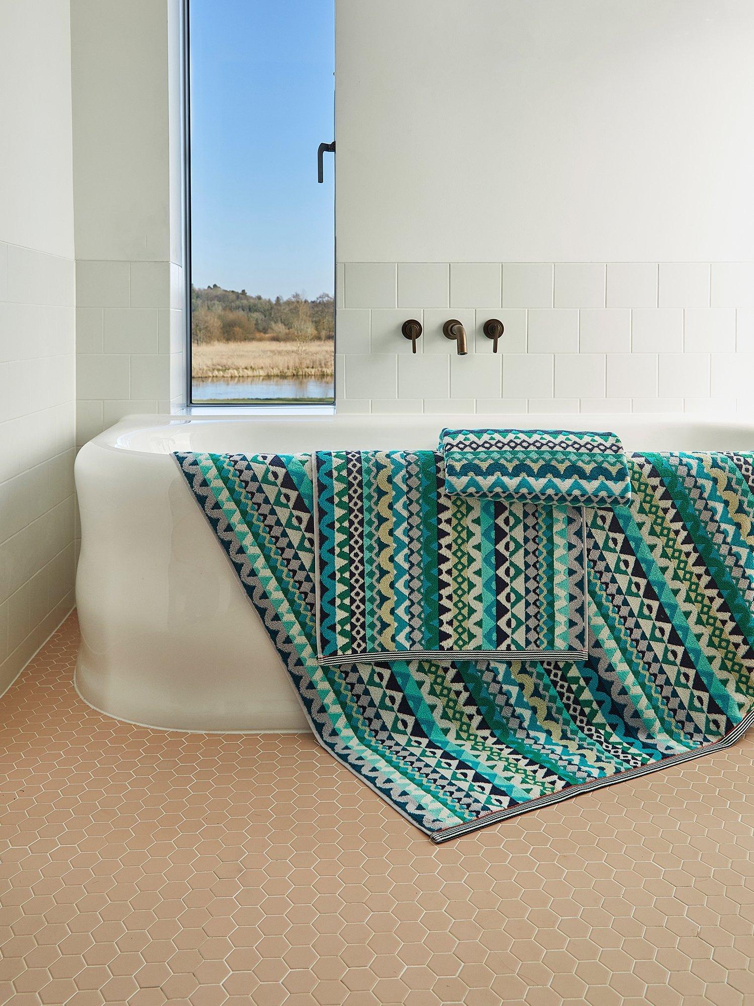 Margo Selby Buxton serviette verte géométrique 100 x 50cm, importée du Royaume-Uni