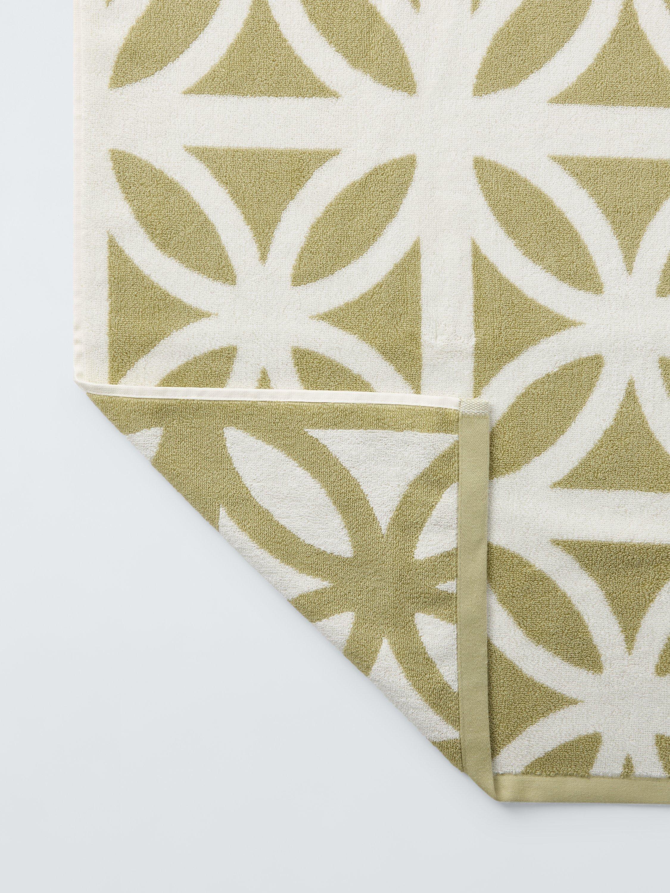 Mini Moderns hand towel floral pattern 50x90cm, imported from the UK