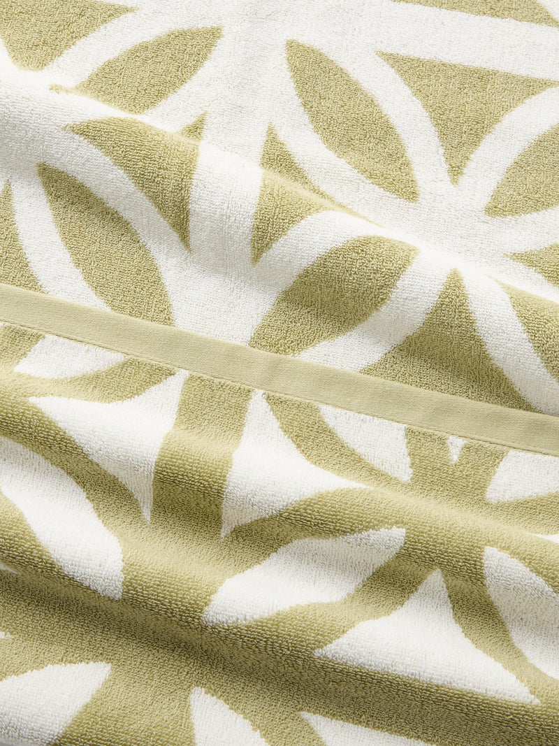Mini Moderns hand towel floral pattern 50x90cm, imported from the UK