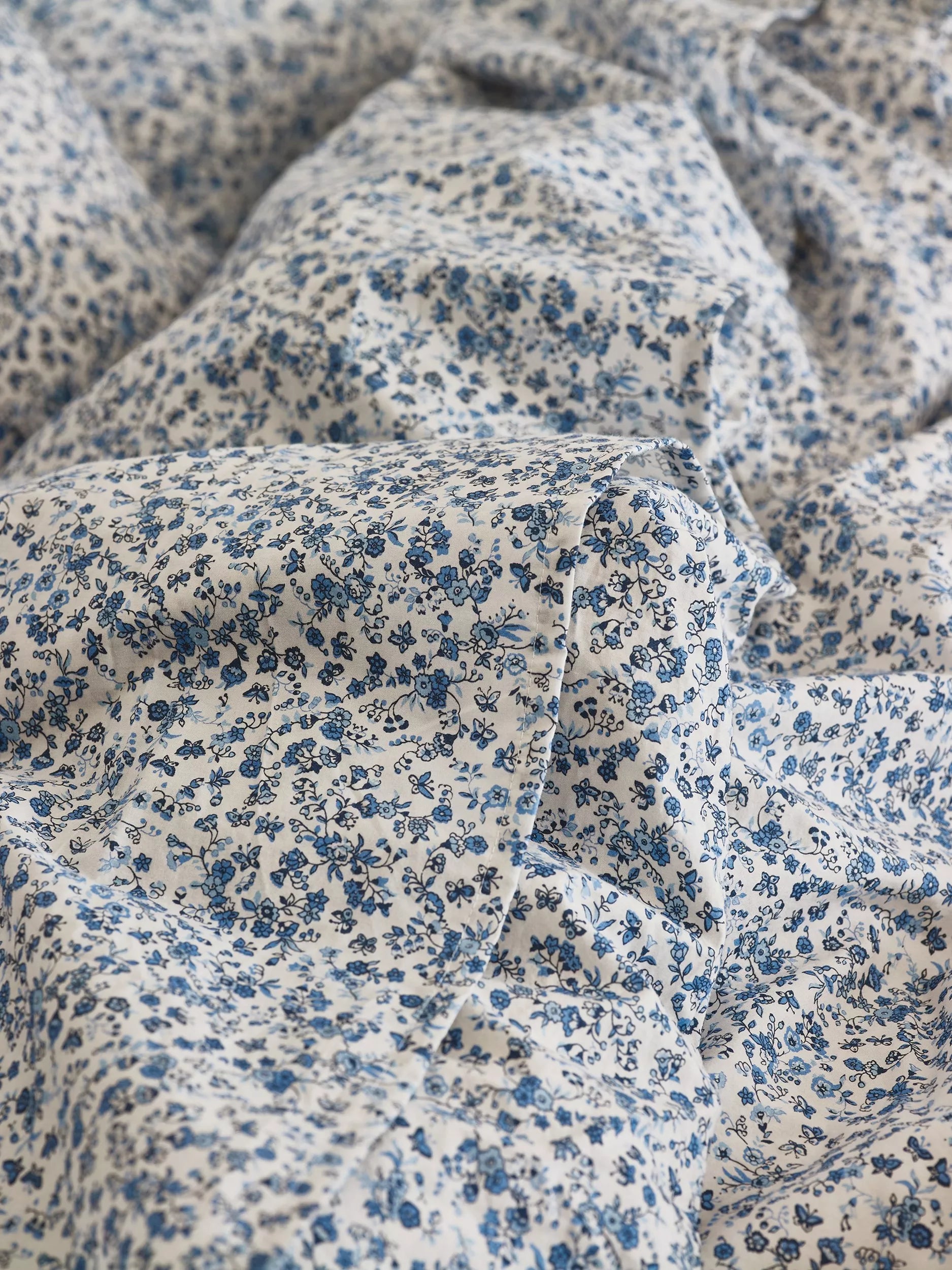 Piglet in Bed Mini Meadow washed cotton flat sheet king size, UK version