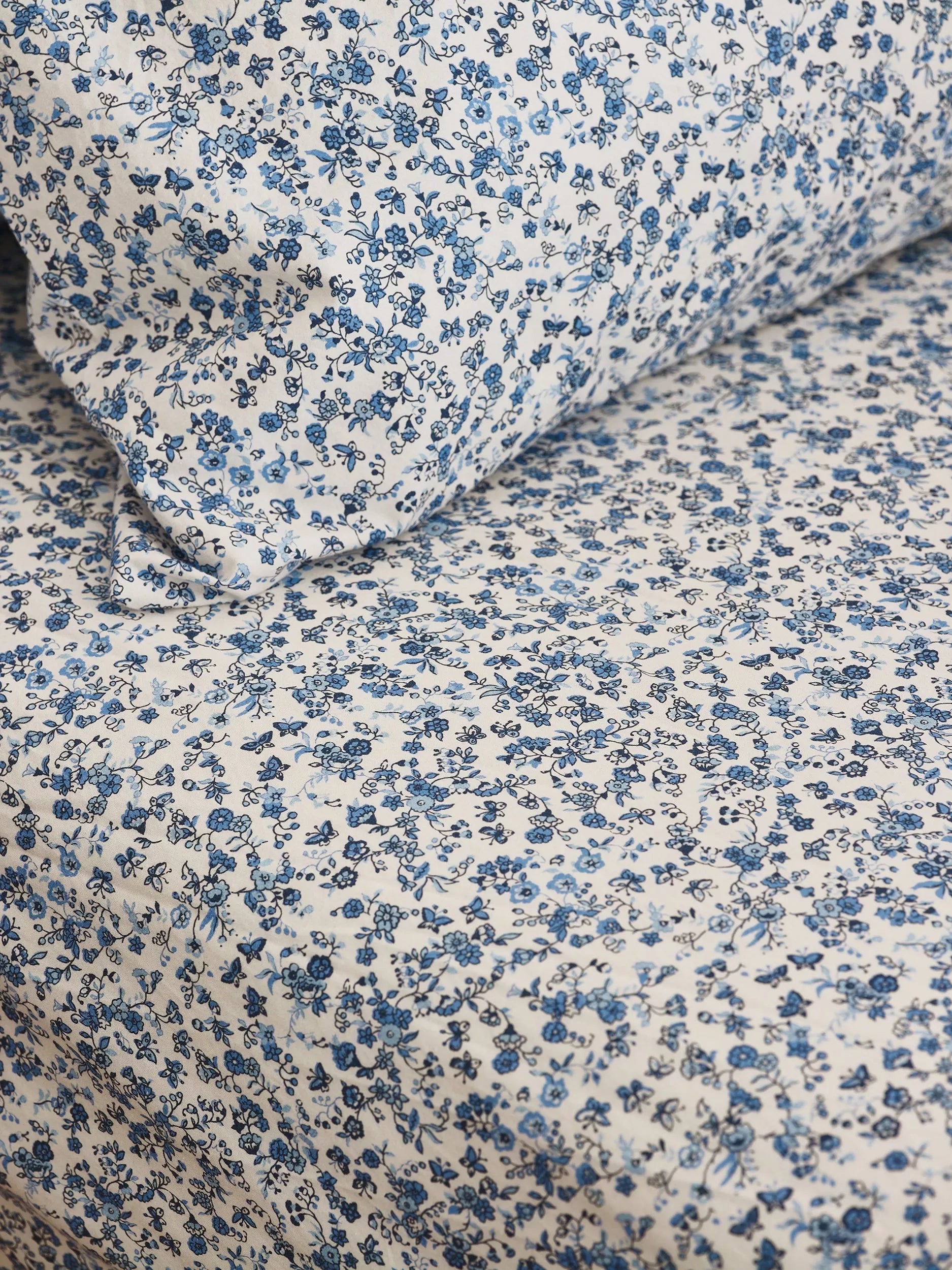 Piglet in Bed Mini Meadow fitted sheet super king (British brand)